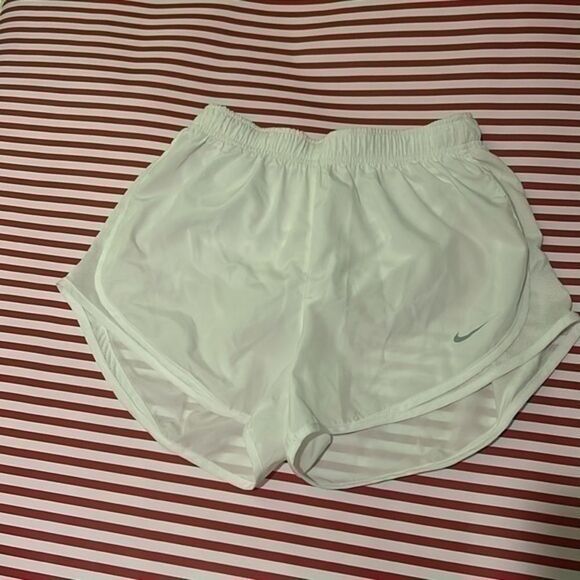 Nike Medium woman’s DRI-FIT shorts  B - Picture 1 of 4